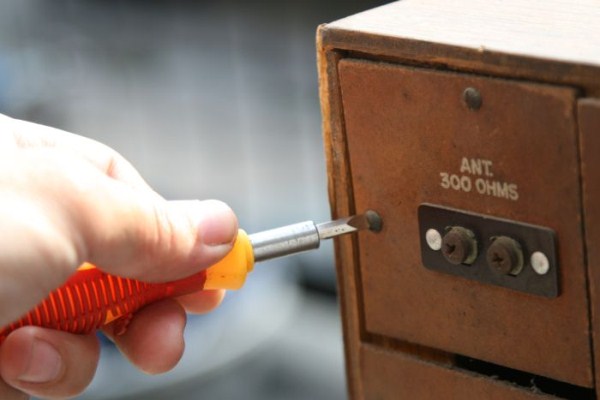 Old TV Is Turned Into Fish Tank (20 photos)