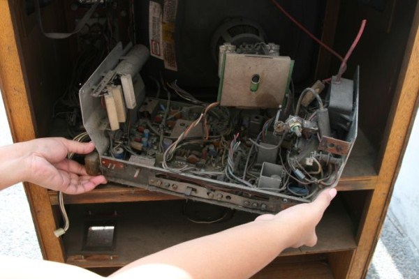 Old TV Is Turned Into Fish Tank (20 photos)