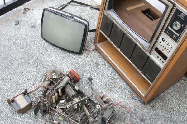 Old TV Is Turned Into Fish Tank (20 photos)