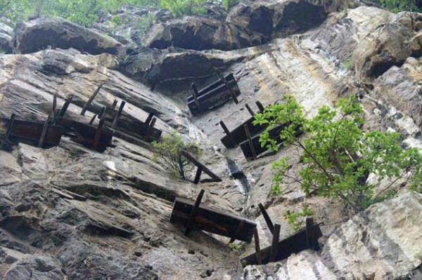 Mysterious Hanging Coffins in China (17 photos)