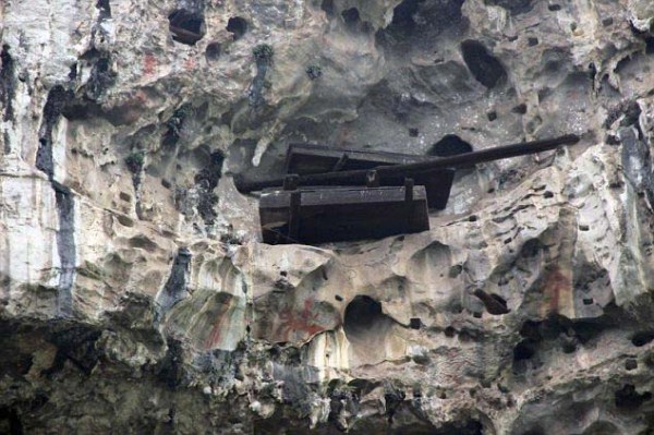 Mysterious Hanging Coffins in China (17 photos)