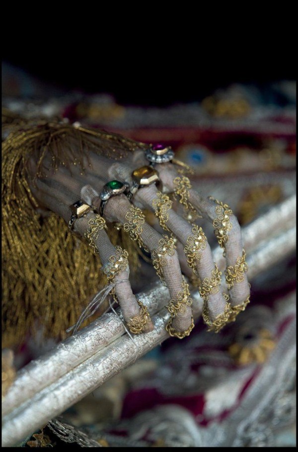 Skeletons Covered in Jewels (13 photos)