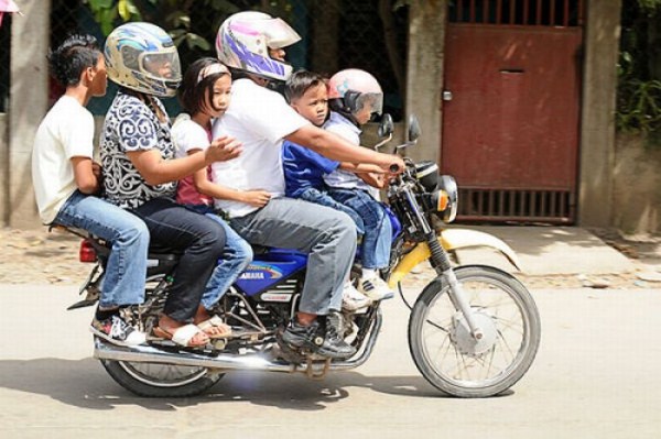 People Doing Stupid Things (51 photos)