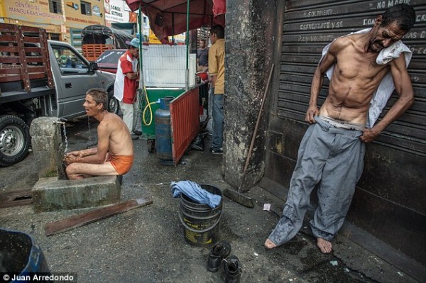 Life on the Streets of Pablo Escobars Hometown (29 photos)