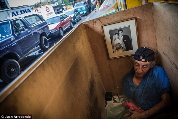 Life on the Streets of Pablo Escobars Hometown (29 photos)