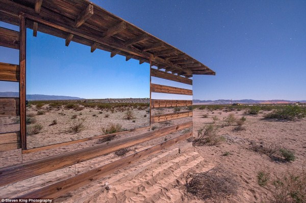 Transparent Cabin in the Desert (17 photos)