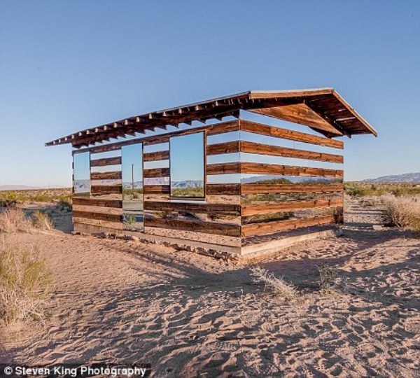 Transparent Cabin in the Desert (17 photos)