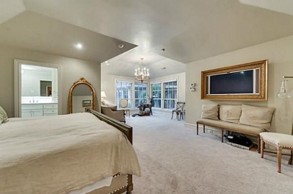 Chuck Norris House Is For Sale (25 photos)