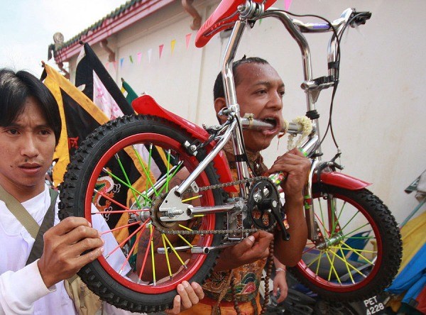 28 Painful Piercings (28 photos)