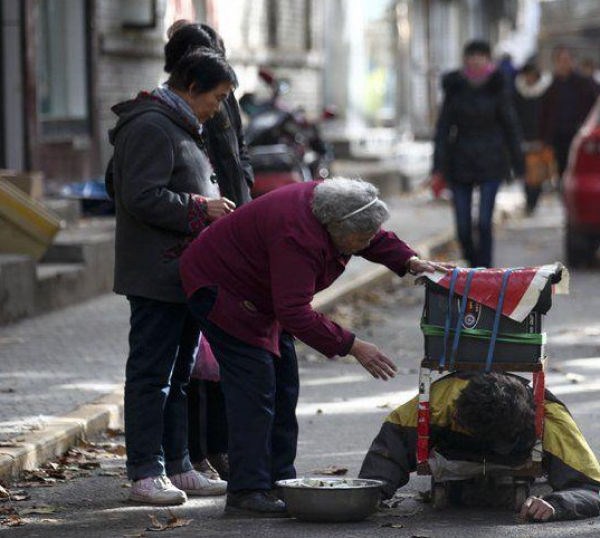 A Fake Handicapped Beggar in China (14 photos)