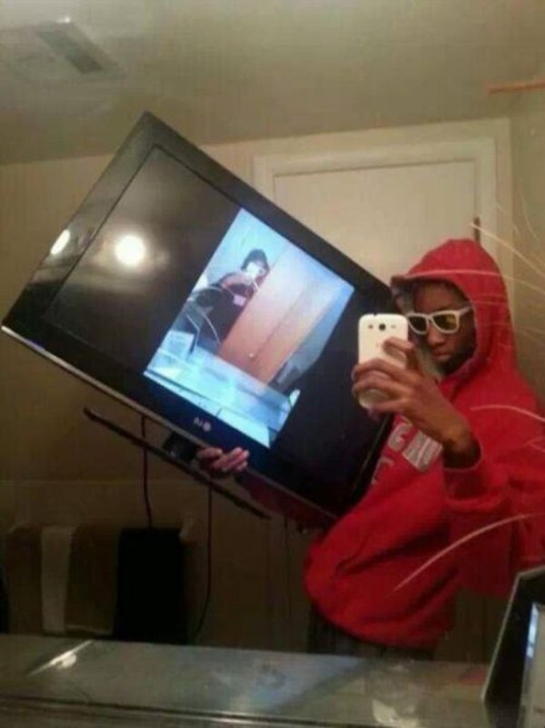 People Who Took Selfies at Totally Awkward Moments (47 photos)