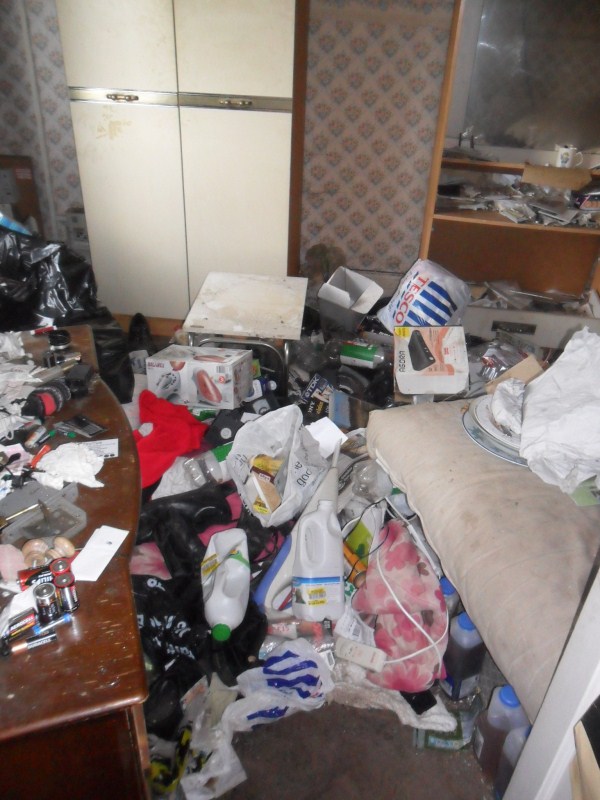 Inside an Extremely Dirty Apartment (21 photos)