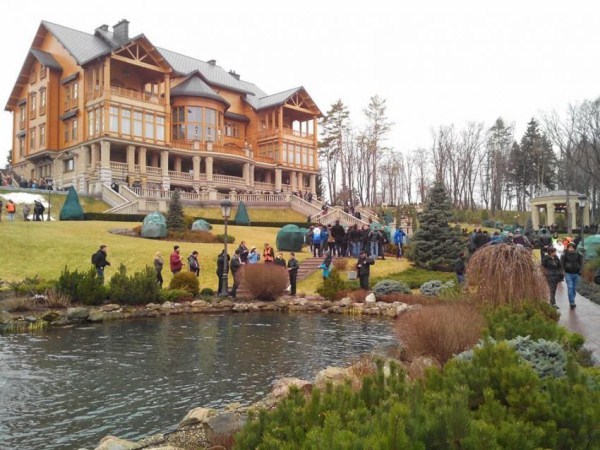 Viktor Yanukovychs Abandoned Residence (40 photos)