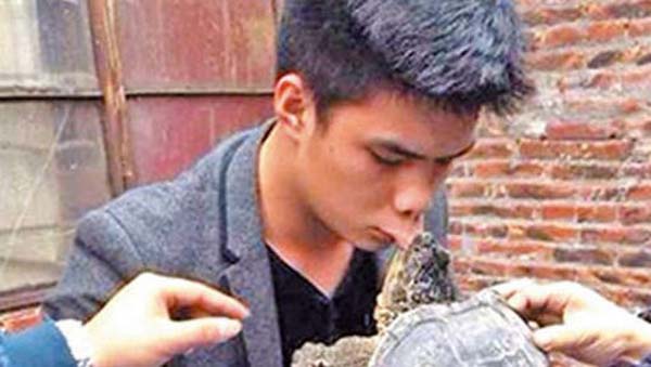 Chinese Man Hospitalized After Kissing Turtle (6 photos)