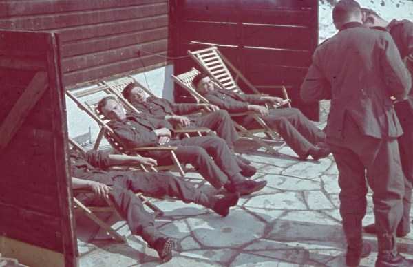 40 Color Photos of the German Troops During WWII (40 photos)