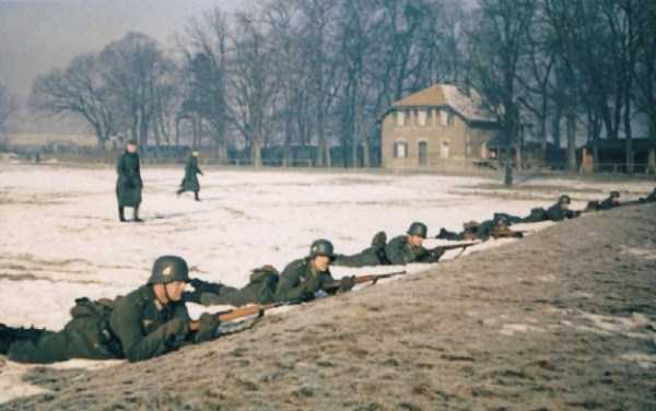 35 Extremely Rare Color Photos of the German Troops In WWII (35 photos)