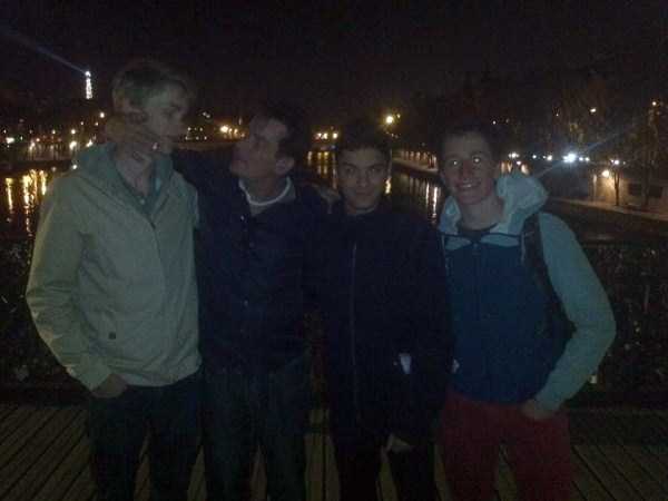 A Bunch Of Kids Stumbled Upon A Drunk Charlie Sheen In Paris (8 photos)