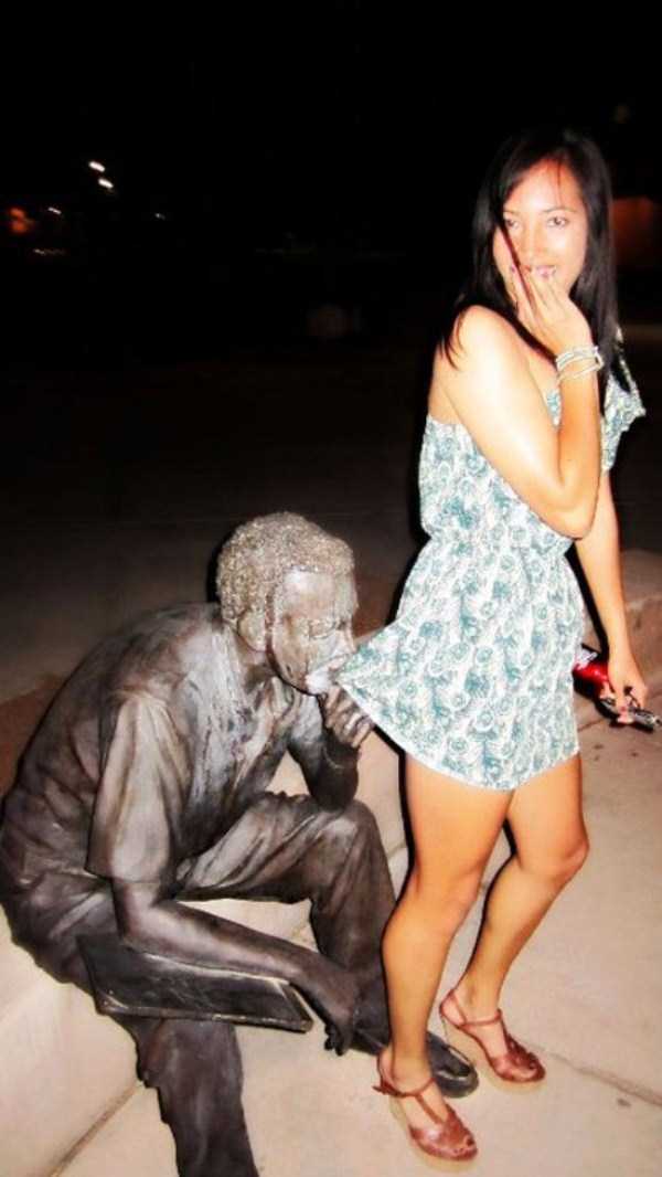People Having Fun With Statues (42 photos)