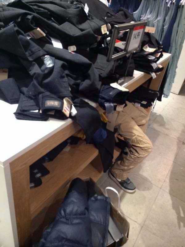 These Kids Really Hate Shopping (23 photos)