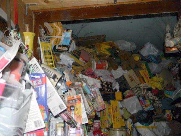 Abandoned House Turned Into Massive Garbage Dump (23 photos)