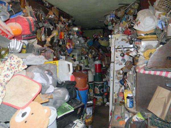 Abandoned House Turned Into Massive Garbage Dump (23 photos)