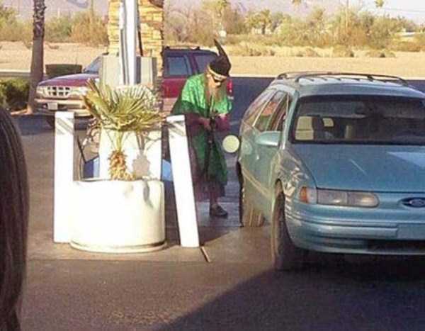 Strange People Seen at Gas Stations (25 photos)