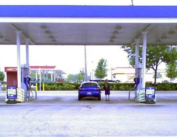 Strange People Seen at Gas Stations (25 photos)