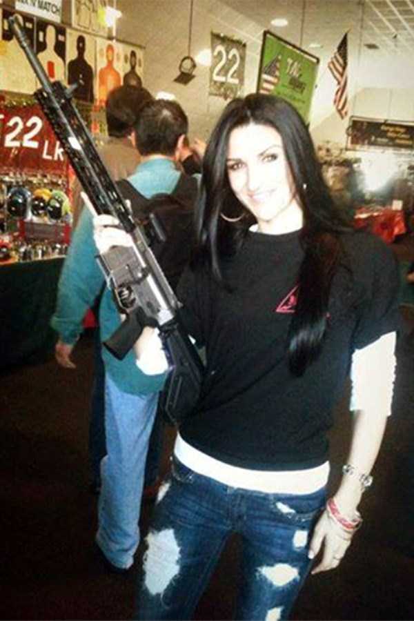 Hot Girls With Guns (31 photos)