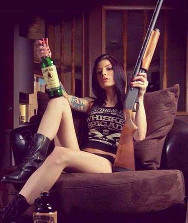 Hot Girls With Guns (31 photos)