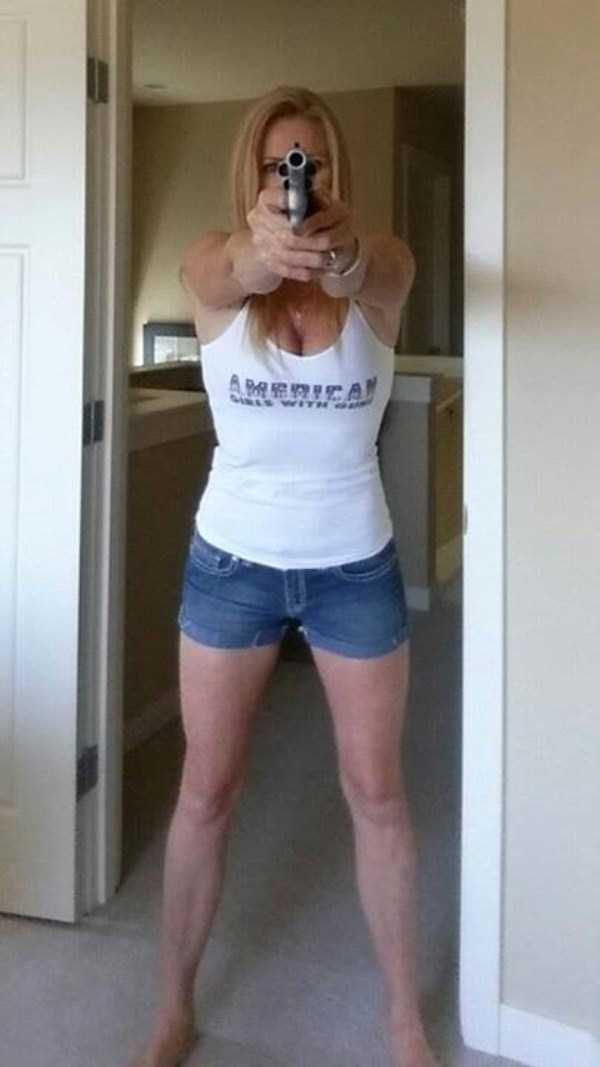 Hot Girls With Guns (31 photos)