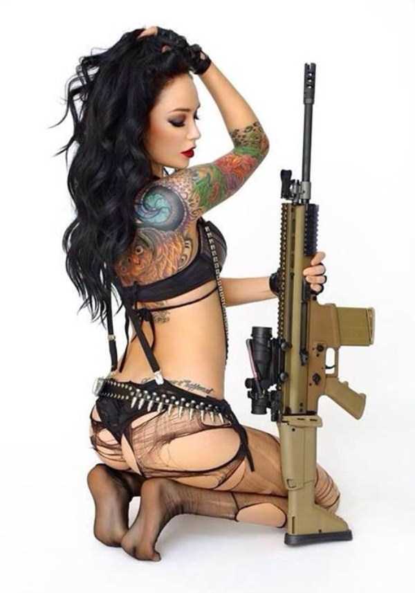 Hot Girls With Guns (31 photos)