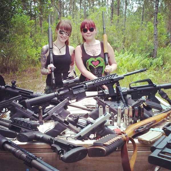 Hot Girls With Guns (31 photos)