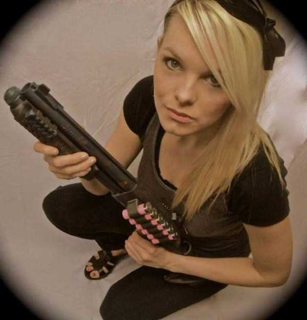Hot Girls With Guns (31 photos)