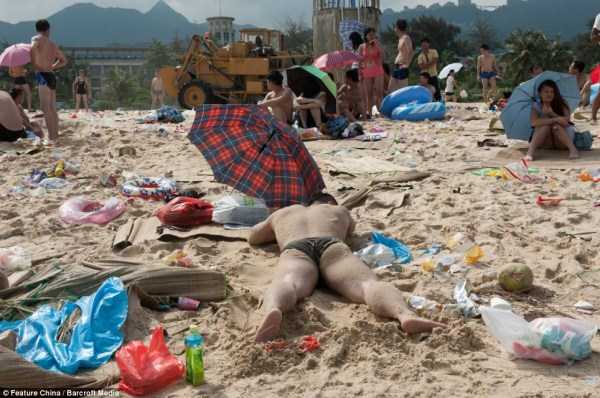 Probably The Dirtiest Beach in the World (11 photos)