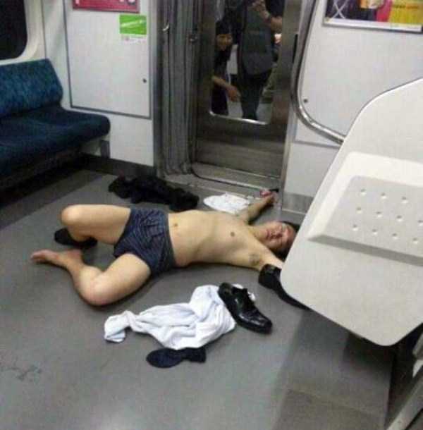 Drunk Japanese Businessmen Can Sleep Anywhere (31 photos)