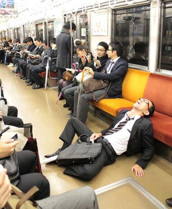 Drunk Japanese Businessmen Can Sleep Anywhere (31 photos)