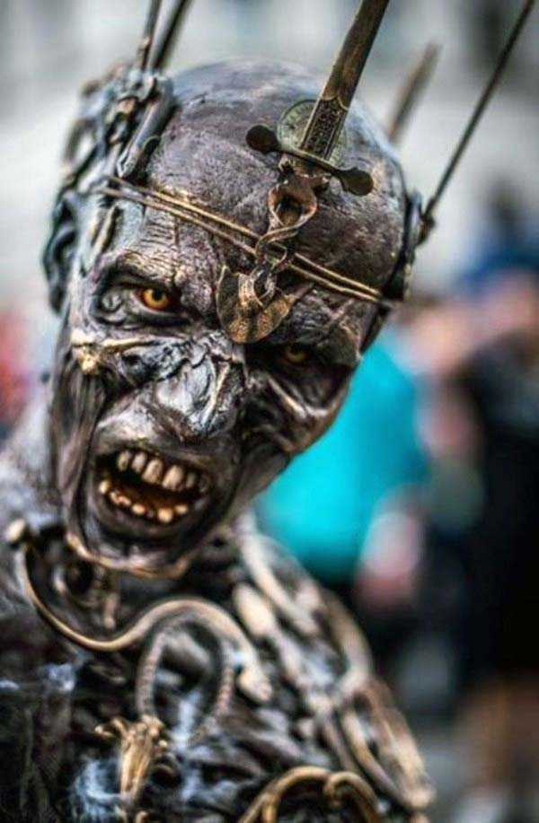 Probably The Coolest Zombie Costume Ever (15 photos)