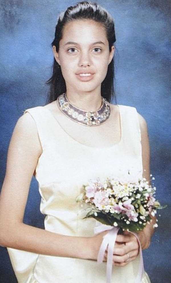 Angelina Jolie as a Teenager (17 photos)