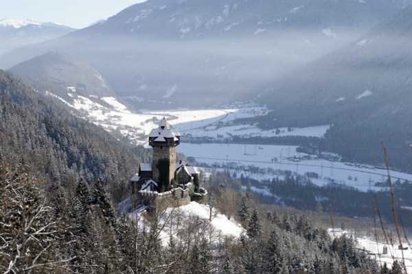 ancient castles 22 Amazing Castles With Stories Behind Them (27 photos)