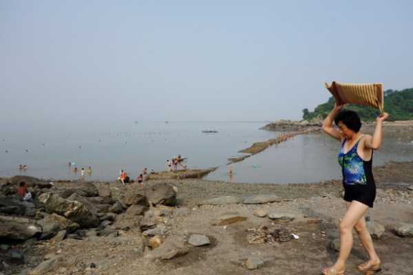 Having Fun at the Beach in North Korea (24 photos)