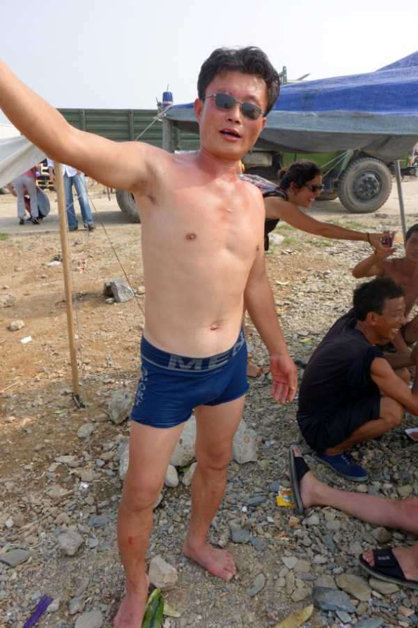 Having Fun at the Beach in North Korea (24 photos)