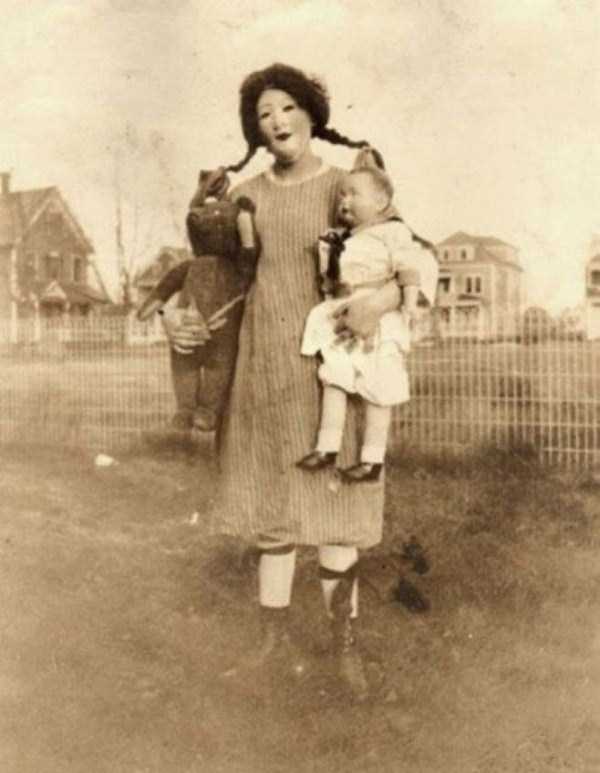 Creepy Vintage Photos That Will Give You the Chills (25 photos)