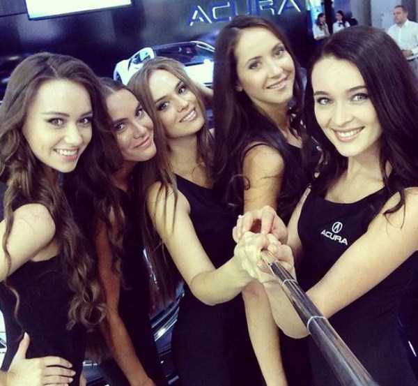 Attractive Hostesses of Moscow Car Show Taking Selfies (26 photos)