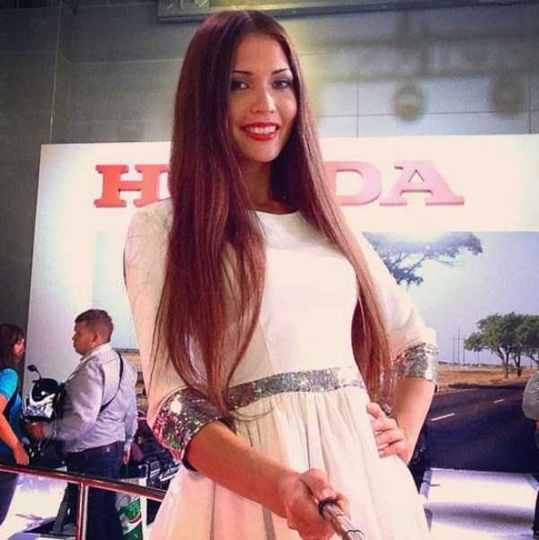 hot girls at moscow car show 20