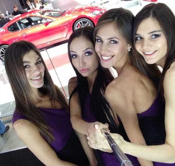hot girls at moscow car show 21