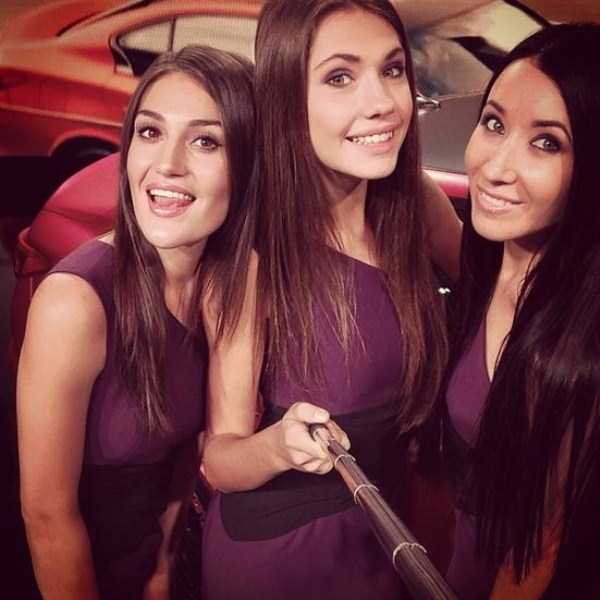 Attractive Hostesses of Moscow Car Show Taking Selfies (26 photos)