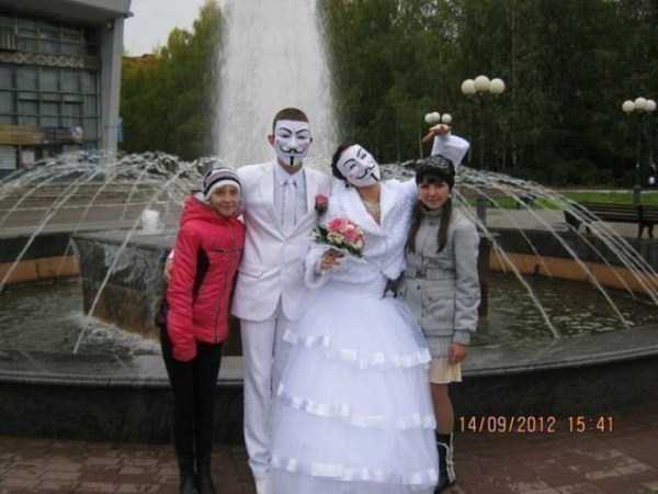 Some Weddings are a Bit Different (62 photos)
