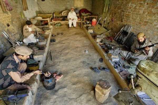 Illegal Gun Makers in Pakistan (15 photos) 1