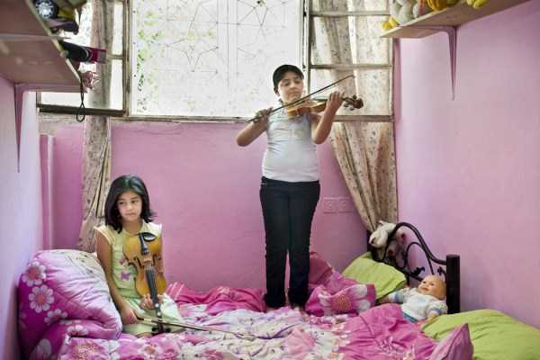 Portraits of Teenage Girls in Their Rooms (34 photos)
