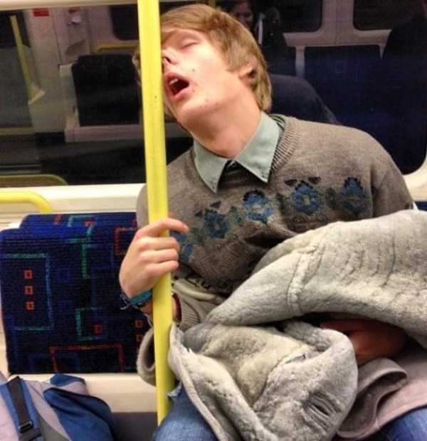 Some People Can Sleep Literraly Anywhere (43 photos)